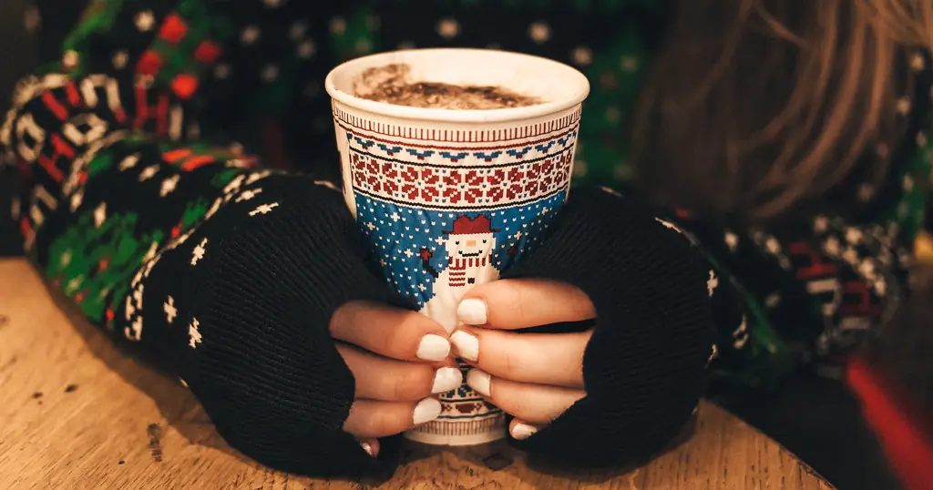 Premier rendez-vous : deux mains autour d’une tasse chaude