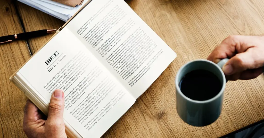 Rencontre après une séparation : un livre ouvert et une tasse de café