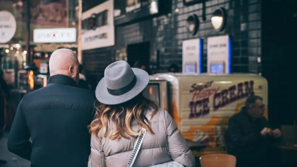 Un premier rendez-vous dans une rue animée : un couple marche côte à côte