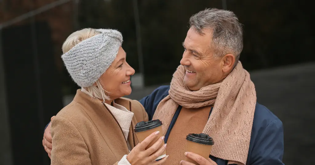 Site de rencontre sérieux : un couple souriant, un café à la main