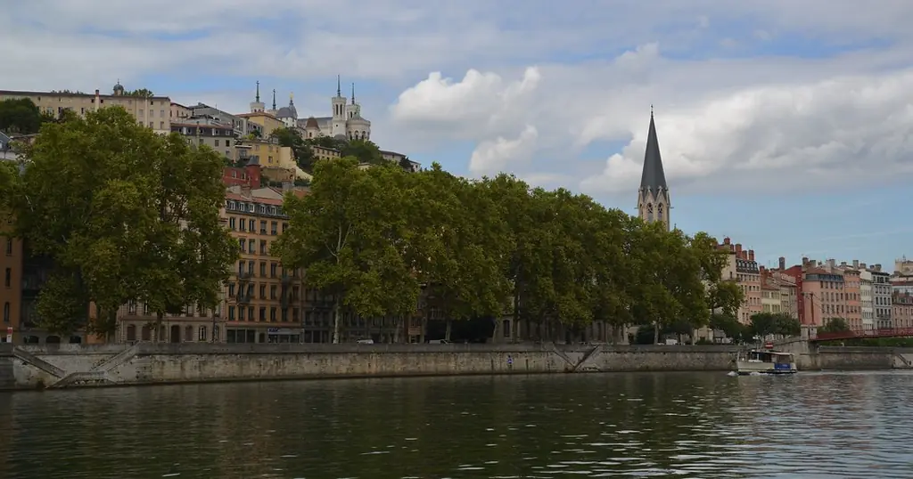Site de rencontre Lyon : la Saône au pied de la colline de Fourvière