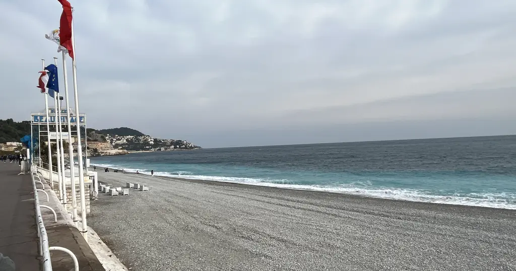 Site de rencontre Nice : la plage le long de la promenade des Anglais