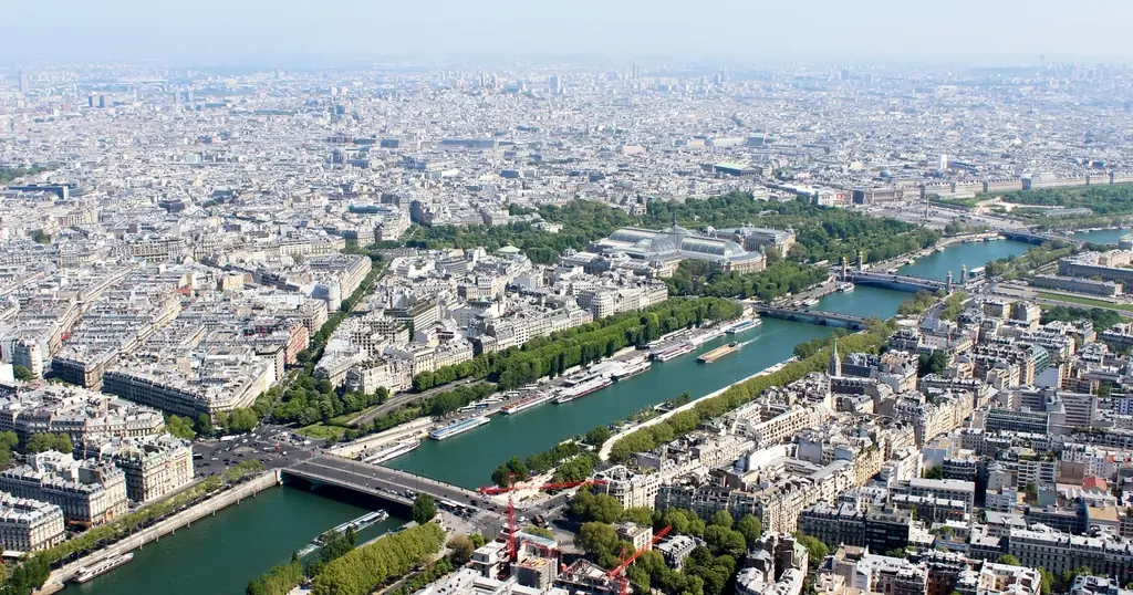 Site de rencontre Paris : la Seine et ses ponts vus du ciel